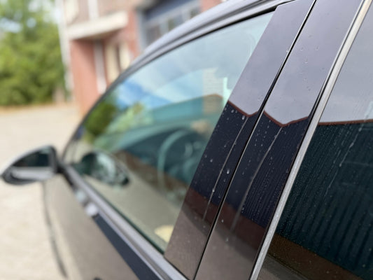 Waarom je je auto niet moet wassen in de volle zon