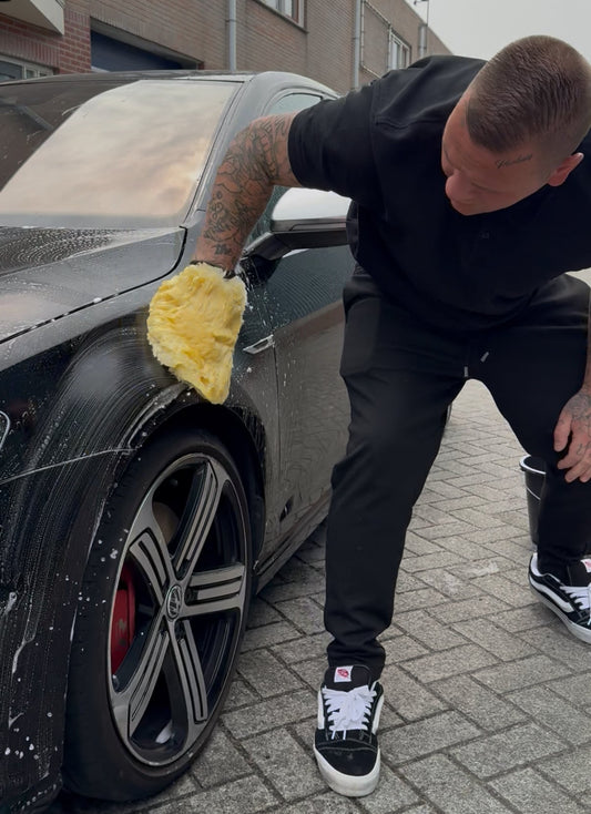 De voordelen van auto wassen met de hand: waarom het beter is